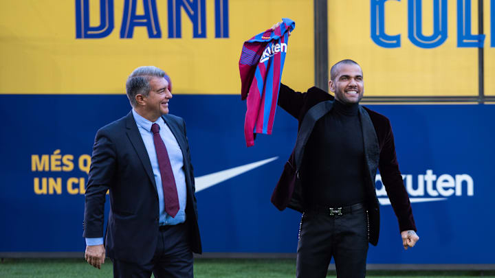 Dani Alves fue presentado por el Barça