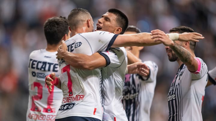 Jugadores de Rayados de Monterrey celebran un gol.