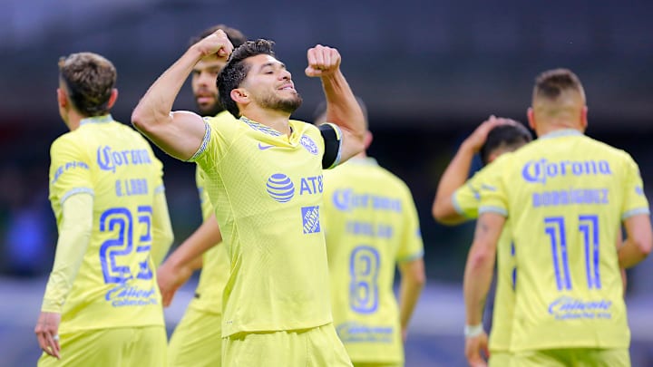 Jugadores del América celebran un gol.