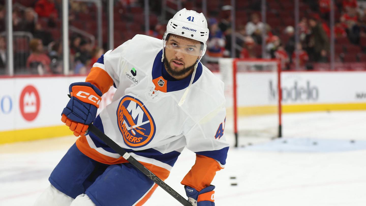 NY Islanders adds to their depth by re-signing Marshall Warren