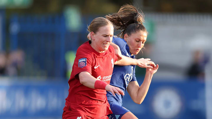 Natasha Dowie (vorne)