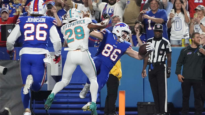 Buffalo Bills tight end Dalton Kincaid (86) scores a touchdown against Miami Dolphins free safety Minkah Fitzpatrick (29) in the first quarter at Highmark Stadium.