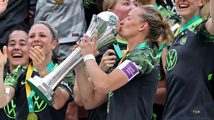 Alexandra Popp mit dem DFB-Pokal