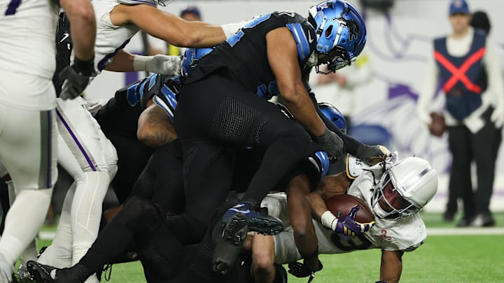 Minnesota Vikings running back Aaron Jones Sr. (33) carries the ball against the Detroit Lions.