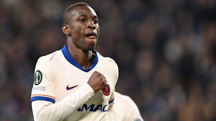 Nicolas Jackson marcou duas vezes em Estocolmo