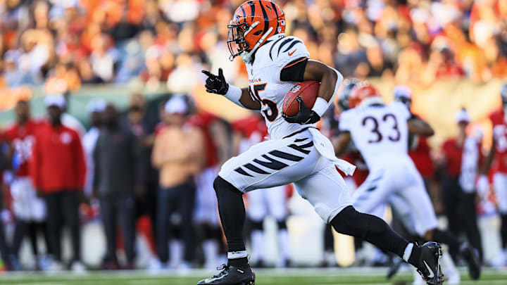 Aug 10, 2024; Cincinnati, Ohio, USA; Cincinnati Bengals running back Chris Evans (25) runs with the ball against the Tampa Bay Buccaneers in the first half at Paycor Stadium. Mandatory Credit: Katie Stratman-Imagn Images Aug 10, 2024; Cincinnati, Ohio, USA; Cincinnati Bengals running back Chris Evans (25) runs with the ball against the Tampa Bay Buccaneers in the first half at Paycor Stadium. Mandatory Credit: Katie Stratman-Imagn Images