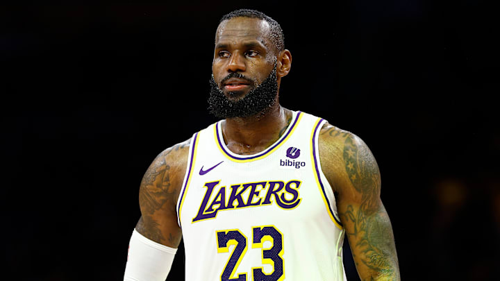 James tiene la opción de una campaña más con los Lakers