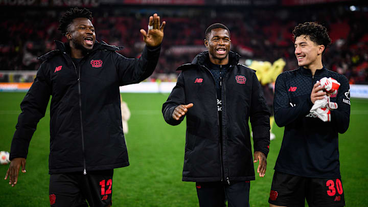 Christian Kofane (mi.) überzeugt bislang bei Bayer Leverkusen