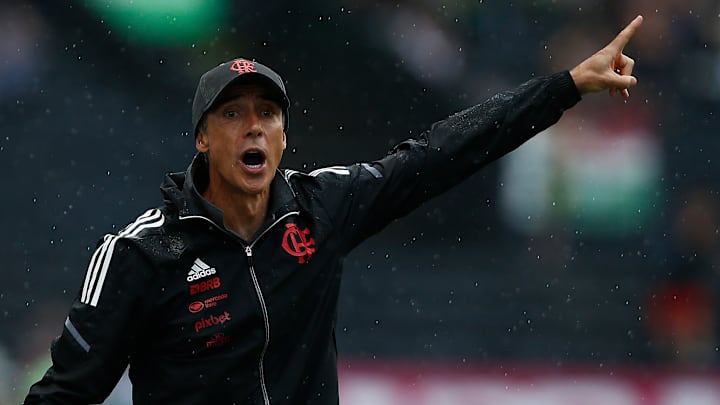 Pressionado, Paulo Sousa ainda não engrenou no Flamengo. Clube segue aquém das expectativas. E não avança.