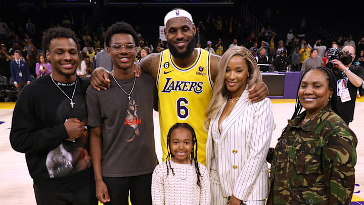 LeBron James junto con su familia