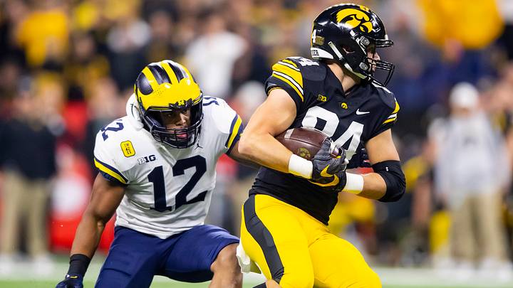 Michigan Wolverines linebacker Josh Ross against Iowa Hawkeyes tight end Sam LaPorta in the Big Ten Conference championship game