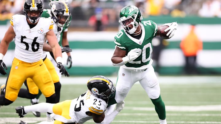 Sep 7, 2025; East Rutherford, New Jersey, USA; New York Jets running back Breece Hall (20) is tackled by Pittsburgh Steelers safety DeShon Elliott (25) during the first quarter at MetLife Stadium. Mandatory Credit: Wendell Cruz-Imagn Images
