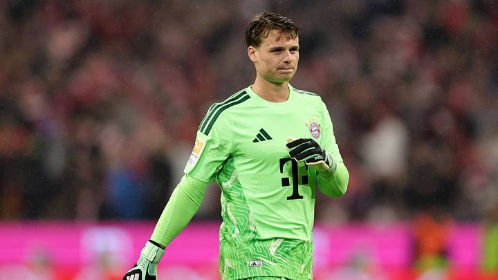 Jonas Urbig in action for Bayern Munich.