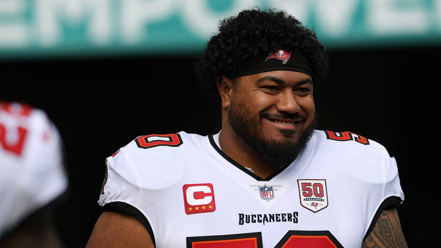 Vita Vea in allenamento con i Chargers, in cerca di un cambio di squadra