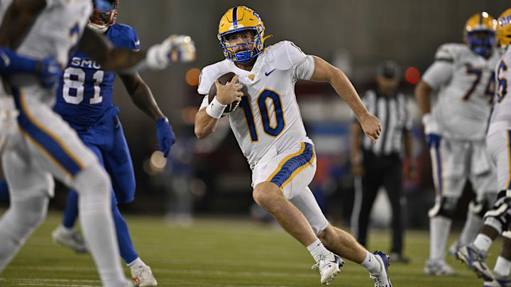 Nov 2, 2024; Dallas, Texas, USA; Pittsburgh Panthers quarterback Eli Holstein (10) runs with the ball against the Southern Methodist Mustangs during the second half at Gerald J. Ford Stadium. Mandatory Credit: Jerome Miron-Imagn Images