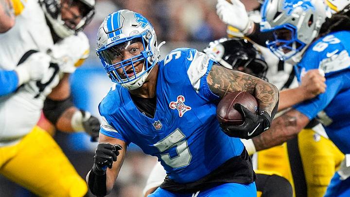 Detroit Lions running back David Montgomery (5) runs against Pittsburgh Steelers during the first half at Ford Field in Detroit on Sunday, Dec. 21, 2025. Detroit Lions running back David Montgomery (5) runs against Pittsburgh Steelers during the first half at Ford Field in Detroit on Sunday, Dec. 21, 2025.