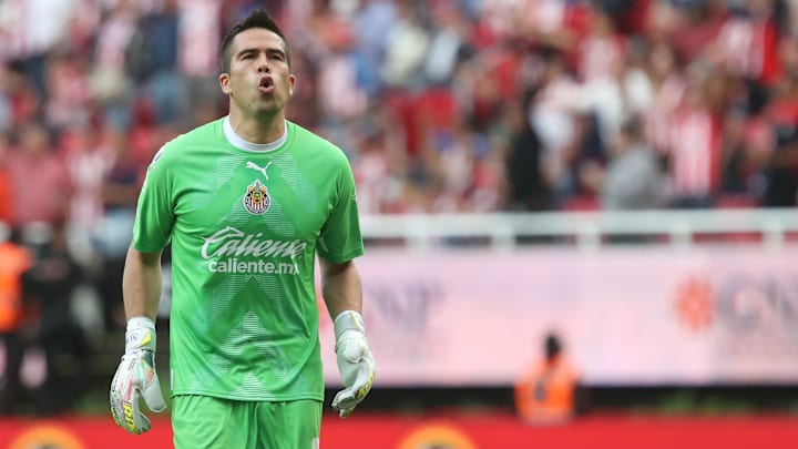 El arquero Miguel Jiménez fue factor para el triunfo de las Chivas sobre Rayados de Monterrey.