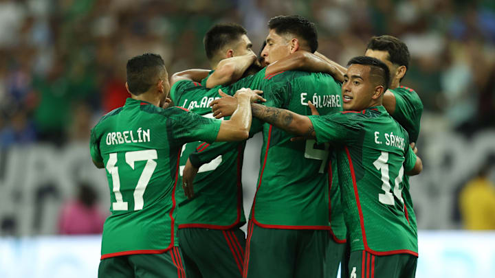 Jugadores de la selección mexicana celebran un gol.