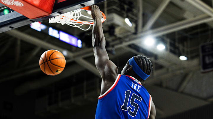 Gonzaga Bulldogs forward Graham Ike (15).