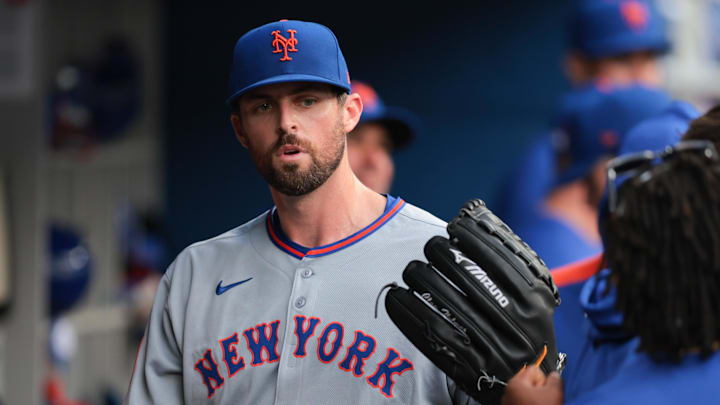 Apr 2, 2025; Miami, Florida, USA; New York Mets starting pitcher Clay Holmes (35) celebrates with teammates after leaving the game against the Miami Marlins during the fifth inning at loanDepot Park. Mandatory Credit: Sam Navarro-Imagn Images Apr 2, 2025; Miami, Florida, USA; New York Mets starting pitcher Clay Holmes (35) celebrates with teammates after leaving the game against the Miami Marlins during the fifth inning at loanDepot Park. Mandatory Credit: Sam Navarro-Imagn Images