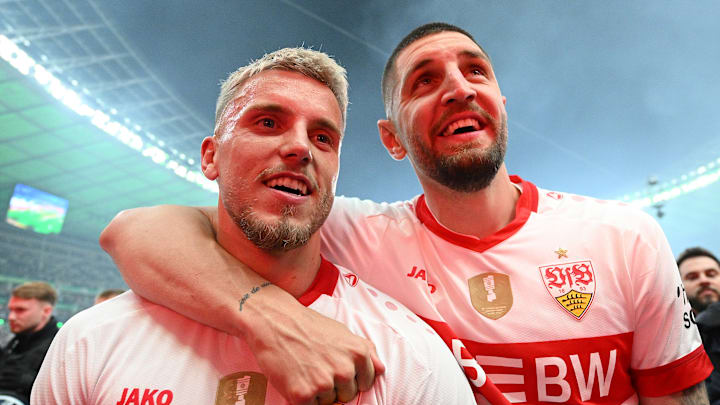 Ermedin Demirovic (l.) feiert den Pokalsieg mit Jeff Chabot Ermedin Demirovic (l.) feiert den Pokalsieg mit Jeff Chabot