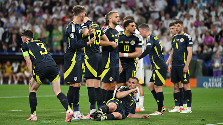 Ein schottischer Spieler liegt im Spiel gegen Deutschland hinter der Freistoßmauer Ein schottischer Spieler liegt im Spiel gegen Deutschland hinter der Freistoßmauer