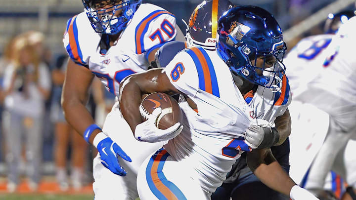 Myson Johnson Cook (6) of East St. Louis (Ill.) looks for running room against the Bishop Gorman (Nev.) defensive front.