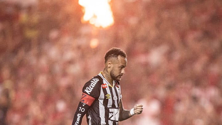 Neymar não conseguiu evitar eliminação do Santos na Copa do Brasil