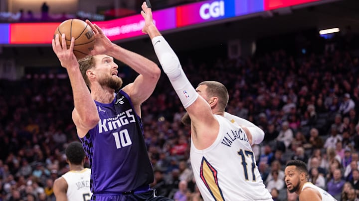Jan 7, 2024; Sacramento, California, USA; Sacramento Kings forward Domantas Sabonis (10) controls
