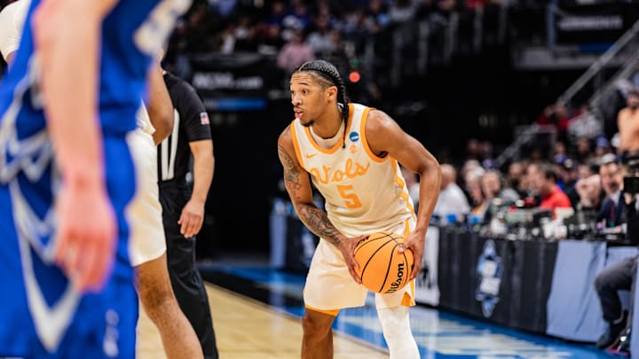 Zakai Zeigler (R) of Tennessee Volunteers in action against...