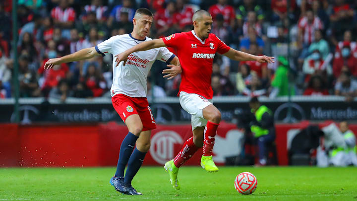 Torres Nilo y Ormeño en la pelea de un balón.