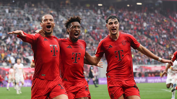 Leroy Sane, Kingsley Coman und Aleksandar Pavlovic vom FC Bayern