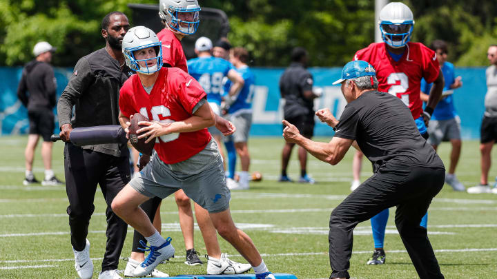 Detroit Lions quarterback Jared Goff (16) 