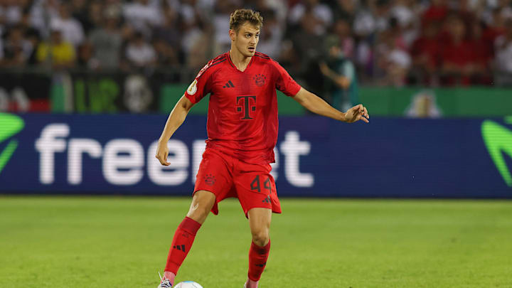 Josip Stanisic fällt verletzt aus. Josip Stanisic fällt verletzt aus.