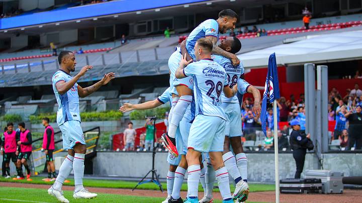 Jugadores de Cruz Azul celebran un gol. Jugadores de Cruz Azul celebran un gol.