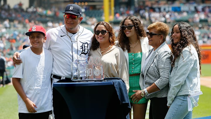 Miguel Cabrera junto a su hijo Christopher y otros miembros de su familia
