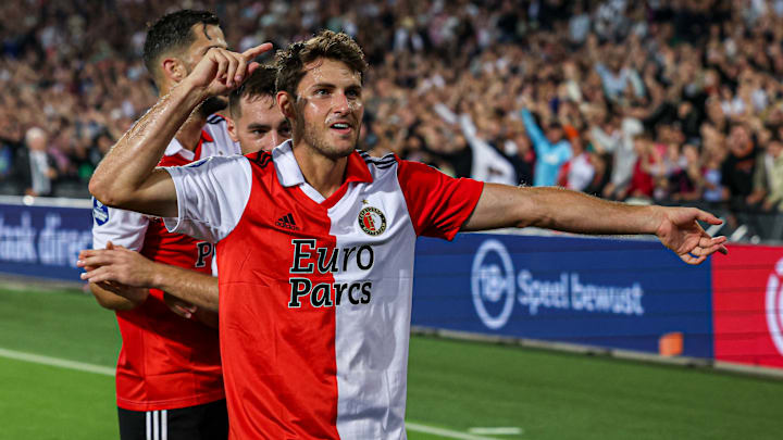 El jugador Santiago Giménez celebra un gol con el Feyenoord.