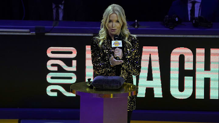 El padre de Jeanie Buss, quien hasta hace poco fue la accionista mayoritaria de Lakers, tomó la decisión de que la franquicia no tuviera mascota El padre de Jeanie Buss, quien hasta hace poco fue la accionista mayoritaria de Lakers, tomó la decisión de que la franquicia no tuviera mascota