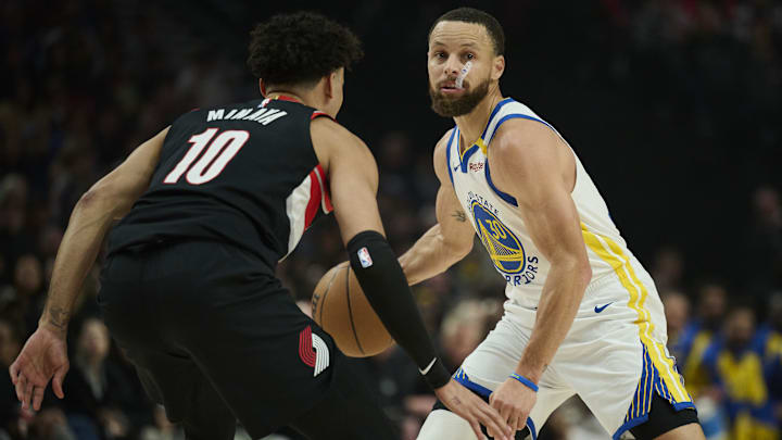 Curry appeared to hurt his hand against the Blazers