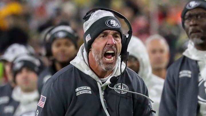 Shanahan argues with a referee during a 49ers game against the Packers.