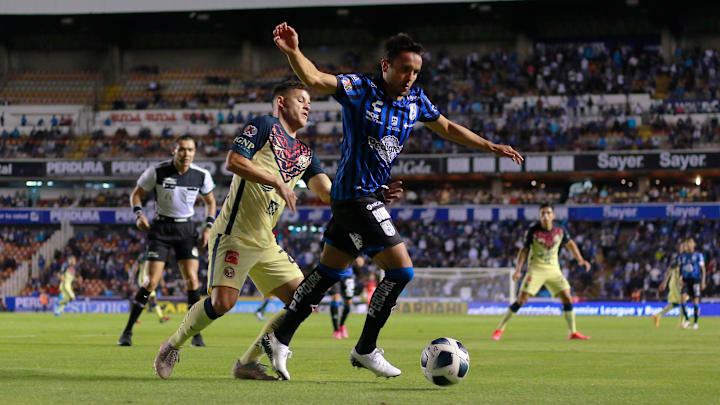Richard Sánchez en la pelea de un balón.