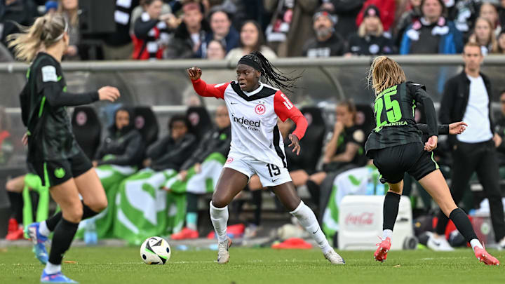Nicole Anyomi (am Ball) im Duell gegen den VfL Wolfsburg
