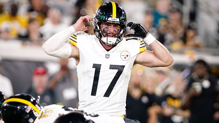 Aug 9, 2025; Jacksonville, Florida, USA; Pittsburgh Steelers quarterback Skylar Thompson (17) changes a play at the line of scrimmage against the Jacksonville Jaguars during a preseason game at EverBank Stadium. Mandatory Credit: Travis Register-Imagn Images Aug 9, 2025; Jacksonville, Florida, USA; Pittsburgh Steelers quarterback Skylar Thompson (17) changes a play at the line of scrimmage against the Jacksonville Jaguars during a preseason game at EverBank Stadium. Mandatory Credit: Travis Register-Imagn Images