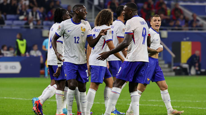 Un joueur de l'équipe de France est arrivé masqué à Clairefontaine ce lundi après-midi. 