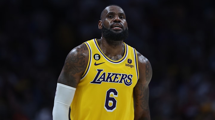 LeBron James usa calzados de Nike en todos sus partidos y eventos públicos, ya que tiene un contrato firmado con la empresa