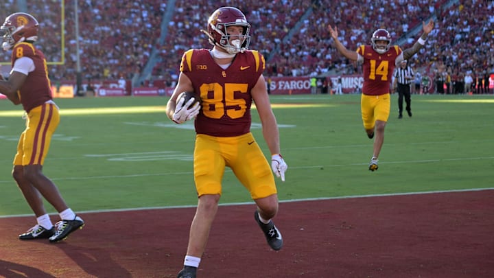 Sep 6, 2025; Los Angeles, California, USA; USC Trojans tight end Walker Lyons (85) runs into the end zone for a touchdown as quarterback Jayden Maiava (14) celebrates during the first half against the Georgia Southern Eagles at the Los Angeles Memorial Coliseum. Mandatory Credit: Jayne Kamin-Oncea-Imagn Images Sep 6, 2025; Los Angeles, California, USA; USC Trojans tight end Walker Lyons (85) runs into the end zone for a touchdown as quarterback Jayden Maiava (14) celebrates during the first half against the Georgia Southern Eagles at the Los Angeles Memorial Coliseum. Mandatory Credit: Jayne Kamin-Oncea-Imagn Images