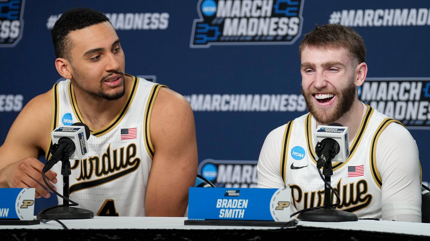 يقدم Trey Kaufman-Renn دفاعًا مذهلاً عن Braden Smith باعتباره حارس نقطة في NBA يقدم Trey Kaufman-Renn دفاعًا مذهلاً عن Braden Smith باعتباره حارس نقطة في NBA