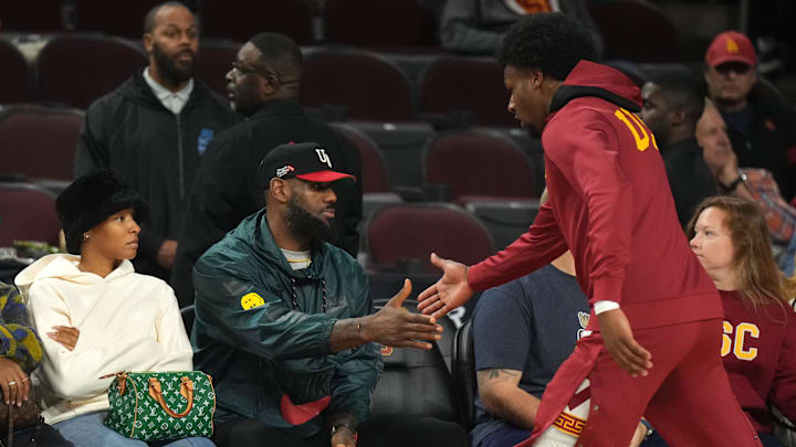 Jan 10, 2024; Los Angeles, California, USA; Southern California Trojans guard Bronny James (6) is greeted by father LeBron James during the game against the Washington State Cougars at Galen Center. Mandatory Credit: Kirby Lee-Imagn Images Jan 10, 2024; Los Angeles, California, USA; Southern California Trojans guard Bronny James (6) is greeted by father LeBron James during the game against the Washington State Cougars at Galen Center. Mandatory Credit: Kirby Lee-Imagn Images