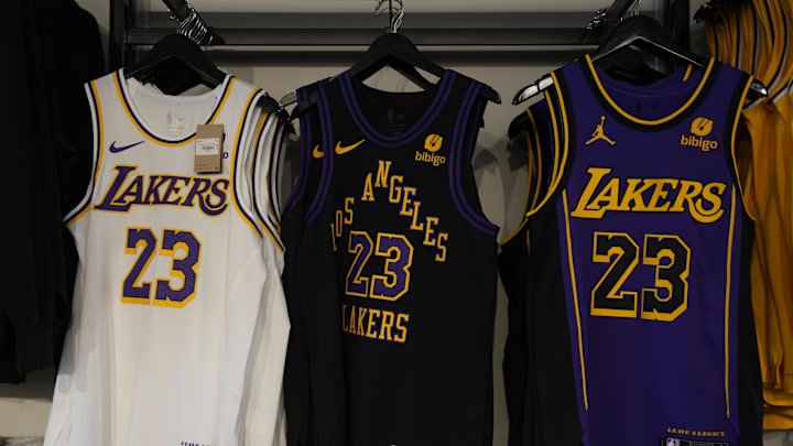 Las camisetas de los Lakers son de las más vendidas en la NBA Las camisetas de los Lakers son de las más vendidas en la NBA