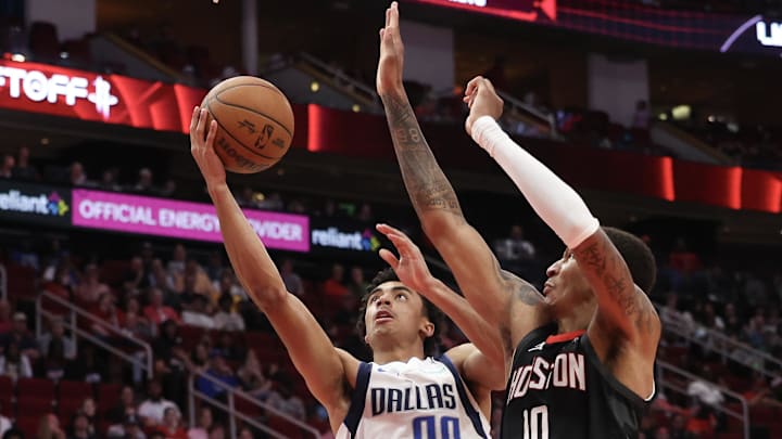 Mar 14, 2025; Houston, Texas, USA; Dallas Mavericks guard Max Christie (00) shoots against Houston Rockets forward Jabari Smith Jr. (10) in the second half at Toyota Center. Mandatory Credit: Thomas Shea-Imagn Images Mar 14, 2025; Houston, Texas, USA; Dallas Mavericks guard Max Christie (00) shoots against Houston Rockets forward Jabari Smith Jr. (10) in the second half at Toyota Center. Mandatory Credit: Thomas Shea-Imagn Images